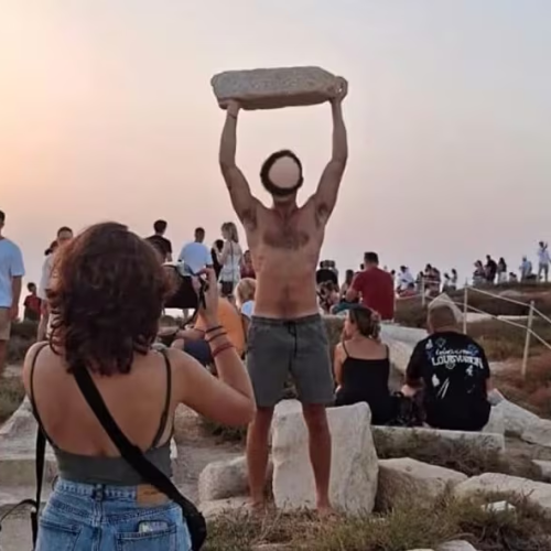 Eικόνες ντροπής στη Νάξο – H Πορτάρα έγινε χαλί για τουρίστες και το κράτος απών!