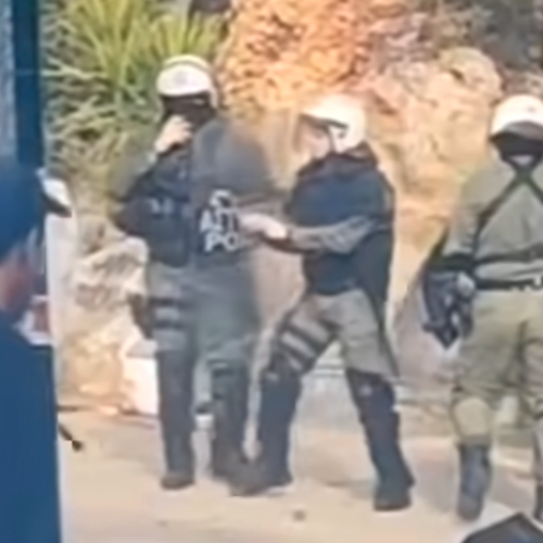 ΜΑΤατζής ψεκάζει οικογένειες και… τρώει «καρπαζιά» από τον ανώτερό του! (Βίντεο)