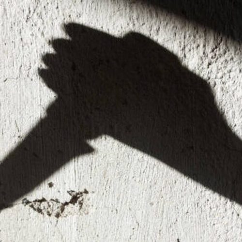 Βόλος: 47χρονος απείλησε να σφάξει τους γονείς του για «κλεμμένο» κινητό – Τους ρήμαξε το σπίτι