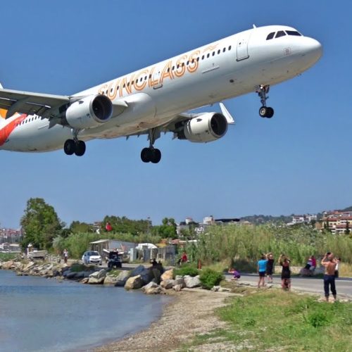 Παιχνίδι με τον «θάνατο» στη Σκιάθο – Το «plane spotting» προκαλεί ανησυχία και ατυχήματα