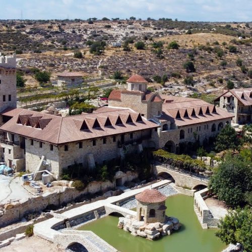 Ο ΓΕΡΟΝΤΑΣ ΔΗΜΗΤΡΙΑΝΟΣ ΑΝΟΙΞΕ ΤΙΣ ΠΟΡΤΕΣ ΤΗΣ ΜΟΝΗΣ ΑΓΙΟΥ ΓΕΩΡΓΙΟΥ ΣΤΗΝ ΕΡΗΜΟ ΤΗΣ ΚΥΠΡΟΥ ΚΑΙ ΦΙΛΟΞΕΝΕΙ ΚΑΤΟΙΚΟΥΣ ΠΟΥ ΕΓΚΑΤΕΛΕΙΨΑΝ ΤΑ ΣΠΊΤΙΑ ΤΟΥΣ
