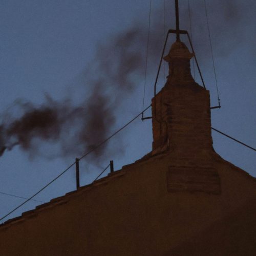 Κονκλάβιο: «ΜΑΥΡΟΣ ΚΑΠΝΟΣ» ξανά για την εκλογή του νέου Πάπα