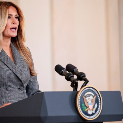 Τέλος στη σιωπή: Η Μελάνια Τραμπ ξεκαθαρίζει τη σχέση της με τον Έπσταϊν – Τι συνέβη το 2000.