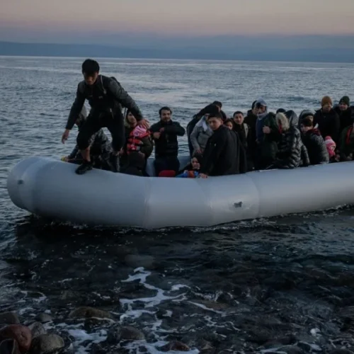 «Βουλιάζει» η Κρήτη – «Επιστρατεύτηκαν» φορτηγά για να μεταφερθούν δεκάδες λαθρομετανάστες που έφτασαν μέσα σε λίγες ώρες