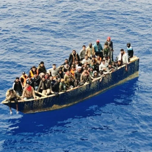 Συνεχίζεται η εισβολή: Άλλοι 180 λαθρομετανάστες στην Κρήτη – Μόνον λόγια από Πλεύρη – Βολουδάκη που βάζουν την υπογραφή τους στον εποικισμό της χώρας μας