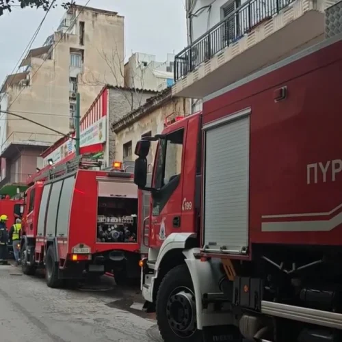 Μεταξουργείο: Φωτιά σε ακατοίκητο κτίριο, κατέρρευσε τμήμα της στέγης