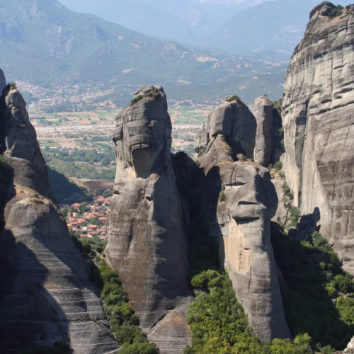 ΤΡΑΓΩΔΙΑ ΣΤΑ ΜΕΤΕΩΡΑ: Γυναίκα έπεσε στο κενό από Ιερά Μονή – Σοκ από τον θάνατό της στους βράχους!