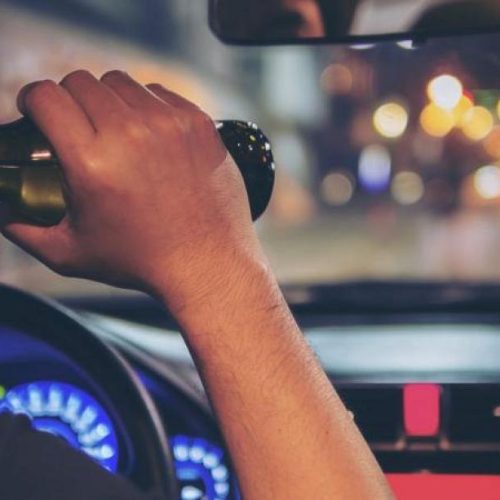 Μεθυσμένος «καταστηματάρχης» έβριζε αστυνομικούς στη μέση του δρόμου – «Είχα νεύρα»! ισχυρίστηκε