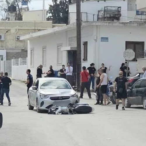 «Τραγωδία» δίπλα στην παιδική χαρά – Μηχανή συγκρούστηκε με ΙΧ (Βίντεο)