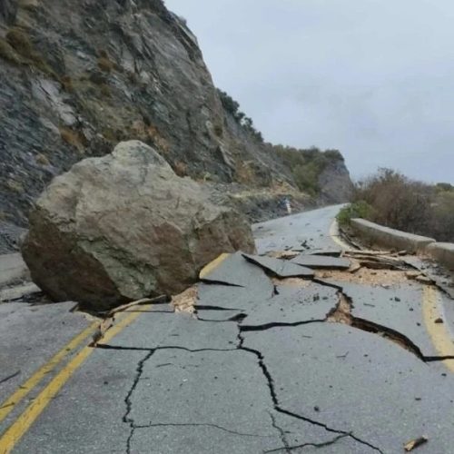 Σαν κομήτης έπεσε! Απίστευτη κατολίσθηση έκοψε στα δύο δρόμο στη μυτιλήνη
