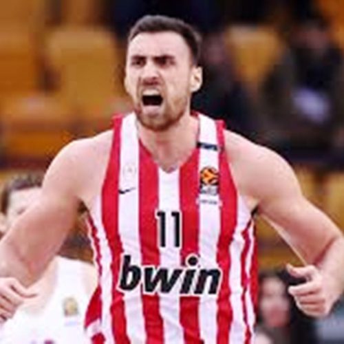 Ο Μιλουτίνοβ απάντησε θετικά στον Ολυμπιακό και παραμένει για τρία ακόμα χρόνια