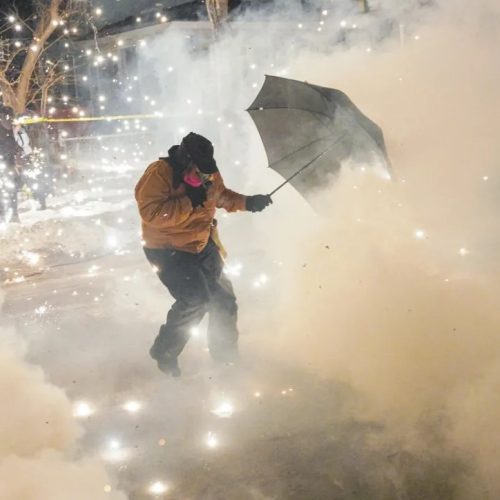 (BINTEO) Πυροβολισμός από ομοσπονδιακό πράκτορα στη Μινεάπολη μετά από επίθεση με φτυάρι – αναλυτική εικόνα ενός επεισοδίου που κλιμακώνει την κρίση