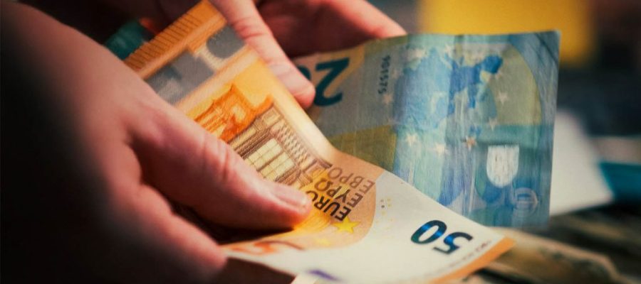 Η ακρίβεια «καταπίνει» τους μισθούς: Καμπανάκι για το εισόδημα των νοικοκυριών