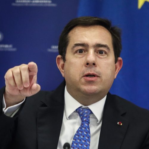 Ο Μηταράκης «ξέπλυνε» τον Καραμανλή στη Βουλή – Οι ευθύνες πάνε στους… διευθυντές