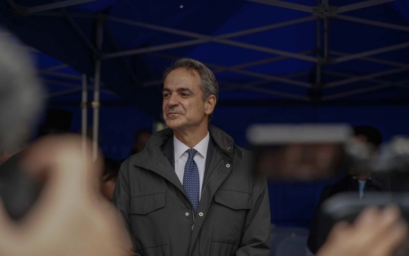 Ο πρωθυπουργός Κυριάκος Μητσοτάκης παρακολουθεί τη στρατιωτική παρέλαση της 28ης Οκτωβρίου στη Θεσσαλονίκη, Τετάρτη 28 Οκτωβρίου 2026. Με τη μεγάλη στρατιωτική παρέλαση ενώπιον της Πολιτειακής, Πολιτικής και Στρατιωτικής ηγεσίας της χώρας κορυφώνονται σήμερα στη Θεσσαλονίκη οι τριήμερες εορταστικές εκδηλώσεις των επετείων της 26ης Οκτωβρίου 1912- ημέρα απελευθέρωσης της πόλης από τον τουρκικό ζυγό, της εορτής του Πολιούχου Αγίου Δημητρίου και της 28ης Οκτωβρίου 1940. Την παρέλαση για την εθνική επέτειο, στην παραλιακή λεωφόρο Μεγάλου Αλεξάνδρου, παρακολούθησαν  από την εξέδρα των επισήμων ο Πρόεδρος της Δημοκρατίας Κωνσταντίνος Τασούλας, ο πρωθυπουργός Κυριάκος Μητσοτάκης, ο αρχηγός της αξιωματικής αντιπολίτευσης Νίκος Ανδρουλάκης, ο υπουργός Εθνικής 'Αμυνας Νίκος Δένδιας, ο υπουργός 'Αμυνας της Κύπρου Βασίλης Πάλμας, ο Επίτροπος Βιώσιμων Μεταφορών και Τουρισμού Απόστολος Τζιτζικώστας, εκπρόσωποι κομμάτων, η ηγεσία των Ενόπλων Δυνάμεων και των Σωμάτων Ασφαλείας και εκπρόσωποι της Αυτοδιοίκησης.  ΑΠΕ-ΜΠΕ/ΑΠΕ-ΜΠΕ/ΝΙΚΟΣ ΑΡΒΑΝΙΤΙΔΗΣ