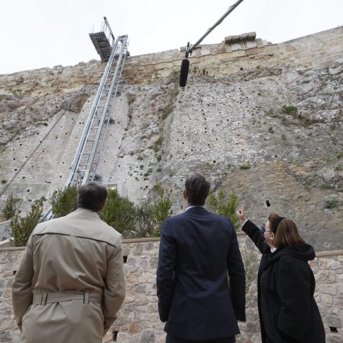 Υπερτουρισμός χωρίς υποδομές – «Κατέρρευσε» ο ανελκυστήρας της Ακρόπολης