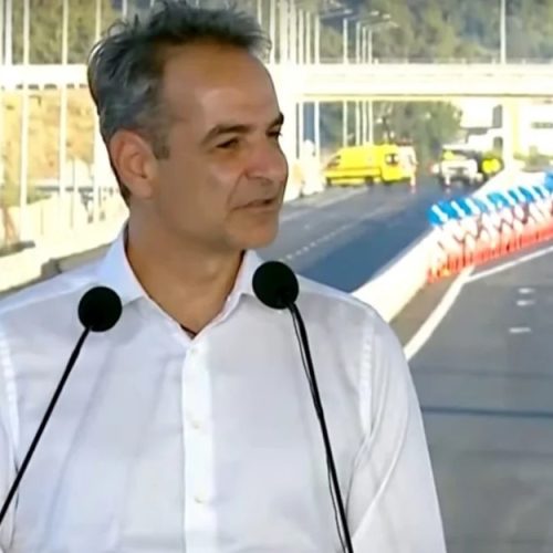 Ο Μητσοτάκης γελά ενώ μιλά για νεκρούς – Δείτε το βίντεο που εξοργίζει τους πάντες!