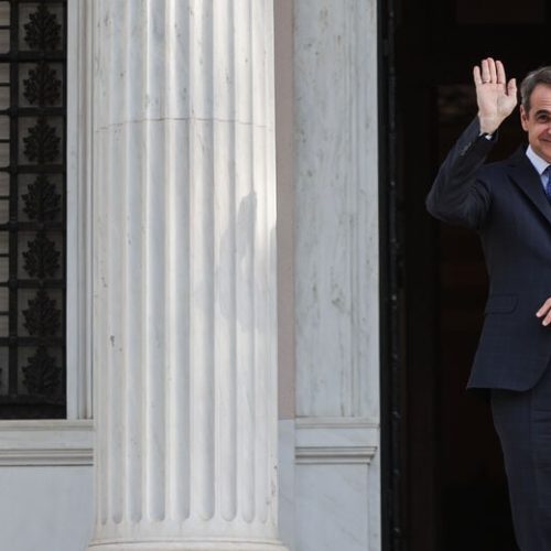 Εμπαιγμός της κυβέρνησης σε αυτούς που χειροκροτούσαν από τα μπαλκόνια επί COVID