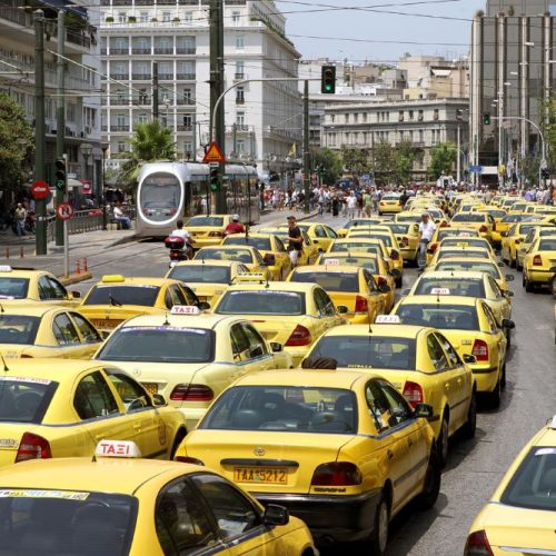 Τέμπη – Ταξί αλληλεγγύης για την απεργία στις 28/2: Η δωρεάν μεταφορά, τα σημεία επιβίβασης και το ειδικό σήμα