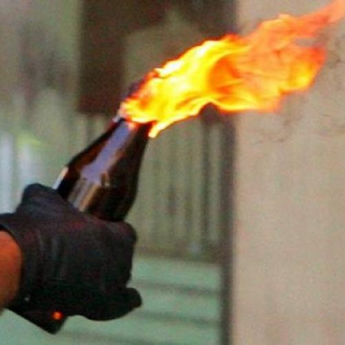 Επεισόδια και συλλήψεις στην Κόρινθο: Πεδίο μάχης έξω από το γήπεδο με κροτίδες και οδοφράγματα