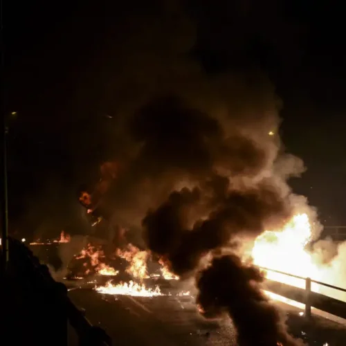 «ΠΥΡΙΝΗ ΑΝΑΣΤΑΣΗ» στον Νέο Κόσμο – Έβρεξε μολότοφ έξω από την εκκλησία!