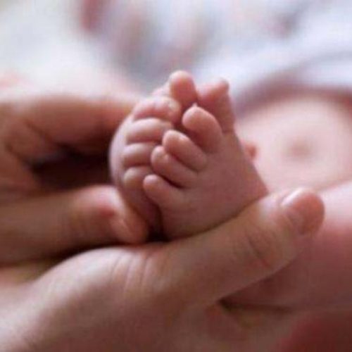 Τραγωδία: Νεκρό κοριτσάκι 2 ετών μετά από αιφνίδια αδιαθεσία – «Έσβησε» στην αγκαλιά της μητέρας του