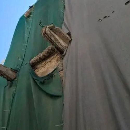 «ΣΟΚ» για περαστικούς  – Μπαλκόνι «ξηλώθηκε» και «έπεσε» στο κέντρο του Ηρακλείου