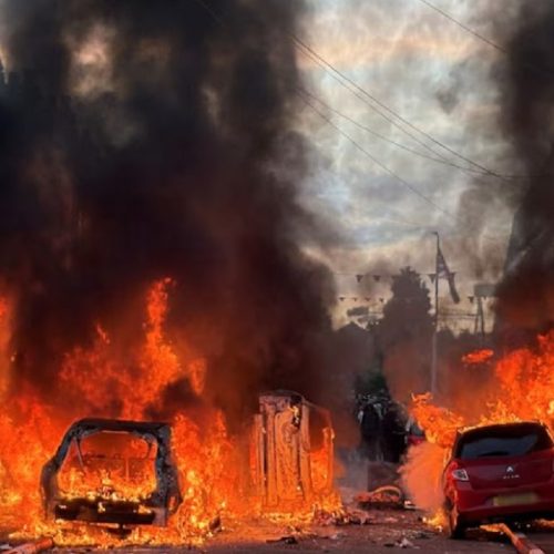 “Φλέγεται” το Μπέλφαστ: Δεύτερη νύχτα βίαιων επεισοδίων μετά την απόπειρα αποκεφαλισμού άνδρα από Σουδανό
