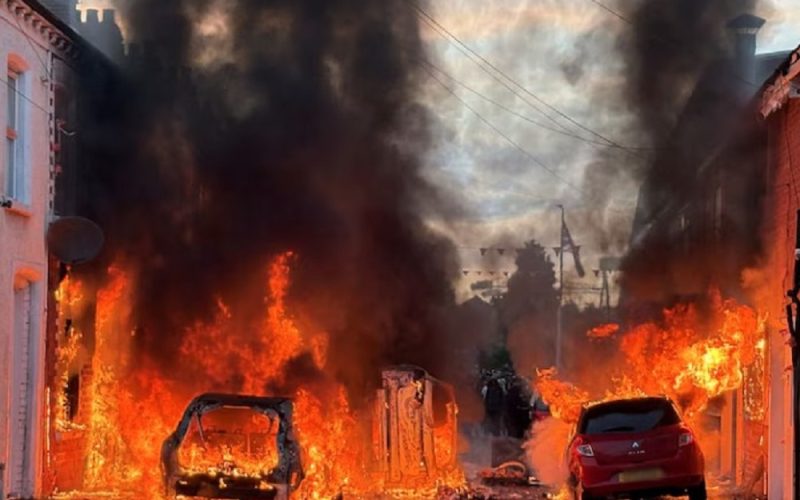 “Φλέγεται” το Μπέλφαστ: Δεύτερη νύχτα βίαιων επεισοδίων μετά την απόπειρα αποκεφαλισμού άνδρα από Σουδανό