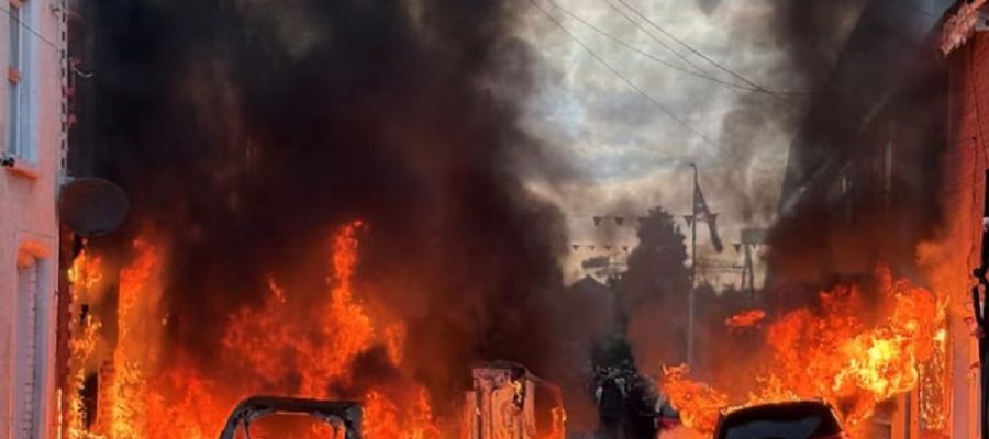 “Φλέγεται” το Μπέλφαστ: Δεύτερη νύχτα βίαιων επεισοδίων μετά την απόπειρα αποκεφαλισμού άνδρα από Σουδανό