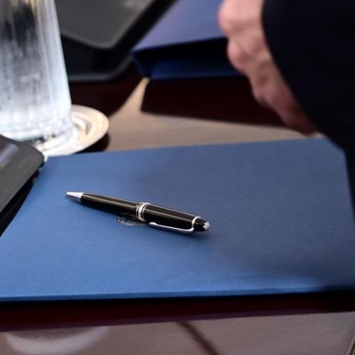 Ποιοι υπουργοί «δεν υπογράφουν» το παραμικρό – «Στέγνωσε» η αγορά από ρευστότητα