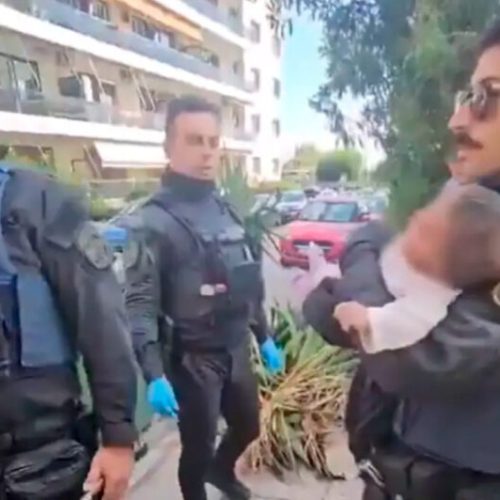 «Έτρεξα και το πήρα αγκαλιά» – Μωρό μόνο του, εγκαταλελειμμένο στις σκουπιδοσακούλες