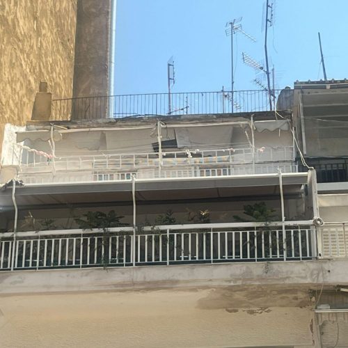 Το μωρό κλαίει έξω, οι γονείς κοιμούνται μέσα – Βίντεο που εξοργίζει!