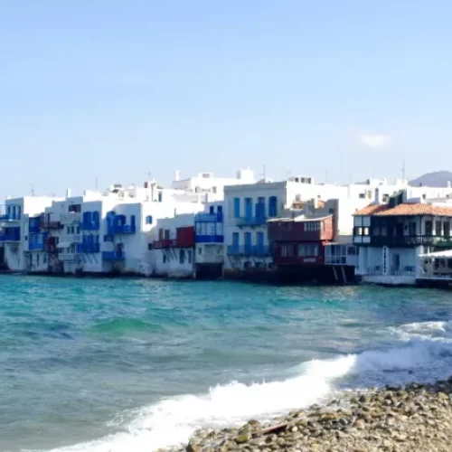 Για αυθαίρετα πάνω στο κύμα ερευνάται ο ένας από τους τρεις που κατασκόπευαν τους ελεγκτές του ΥΠΕΝ στη Μύκονο