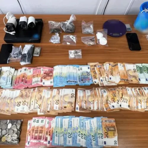 Αστυνομικό «ντου» στην Αττική: Ολόκληρη συμμορία πίσω από τη διακίνηση ναρκωτικών