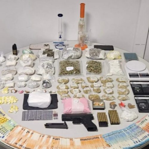 Σύλληψη 47χρονου που είχε κάνει το σπίτι του «άντρο» ναρκωτικών – «Βρέθηκαν» από ροζ κοκαΐνη μέχρι κεταμίνη
