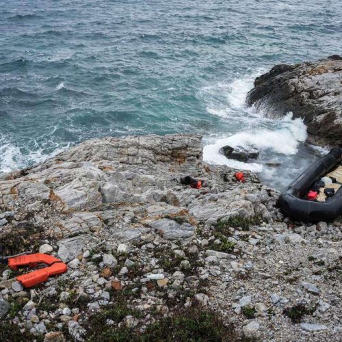 Αγνοείται τετραμελής οικογένεια μετά από ναυάγιο υπό σφοδρή κακοκαιρία