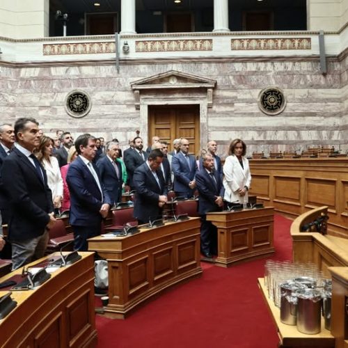 ΔΕΝ ΣΤΑΜΑΤΟΥΝ ΤΑ ΟΡΓΑΝΑ ΣΤΗ ΝΔ! ΤΡΩΓΟΝΤΑΙ ΜΕΤΑΞΥ ΤΟΥΣ!