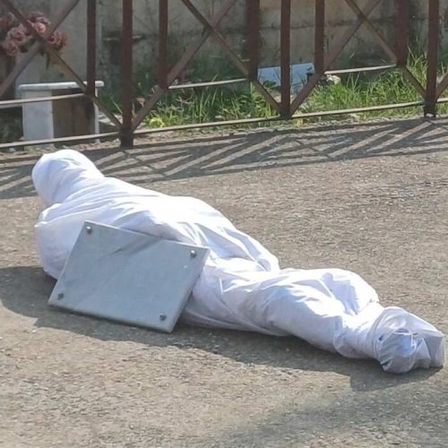 «ΣΟΡΟΣ ΣΕ ΚΑΡΟΤΣΙ» – Δεν είχε αποσυντεθεί και την περιέφεραν μπροστά σε όλους!
