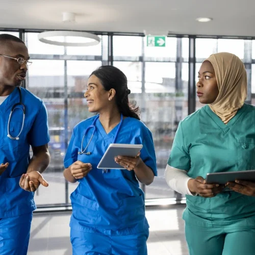 Το NHS προωθεί γρήγορα τις εθνοτικές μειονότητες σε κορυφαίες θέσεις