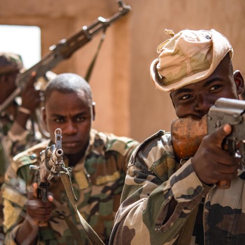 Niger Armed Forces members clear a corridor during a training exercise with the 409th Expeditionary Security Forces Squadron air advisors at Nigerien Air Base 201 in Agadez, Niger, July 10, 2019. Image: US Air Force/Staff Sgt. Devin Boyer