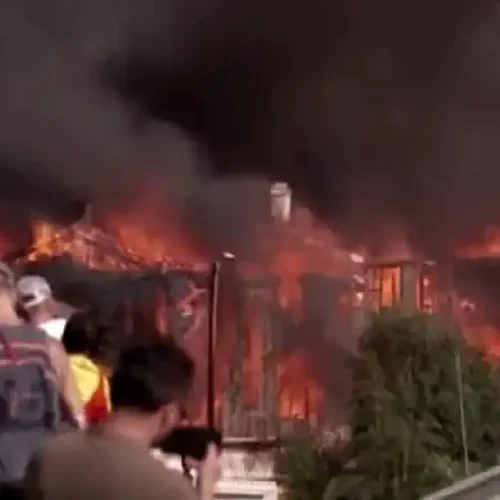 Νορβηγία: Πάνω από 100 σπίτια κάηκαν στο Ντράμεν – Εκατοντάδες κάτοικοι εγκατέλειψαν τις εστίες τους