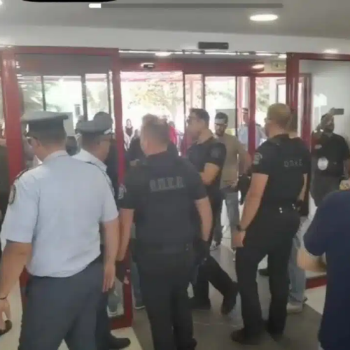 Εργαζόμενοι απέναντι στον Άδωνι – Φωνάζανε «ντροπή!» και τους φράκαραν οι αστυνομικοί [ΒΙΝΤΕΟ]