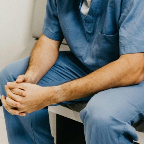 Συνελήφθη νοσηλευτής που είχε στο σπίτι του «μίνι -οπλοστάσιο»