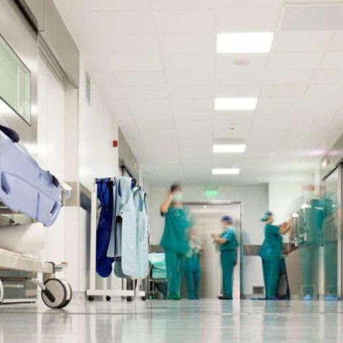 «ΑΠΙΣΤΕΥΤΟ» ΤΡΟΧΑΙΟ – Πατέρας με το παιδάκι του «παρασύρθηκαν» έξω από νοσοκομείο