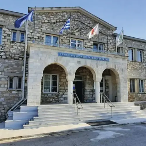 Οχιά δάγκωσε δύο παιδιά σε αυλή σπιτιού στον Μαραθώνα – Νοσηλεύονται στη ΜΕΘ του Παίδων Πεντέλης