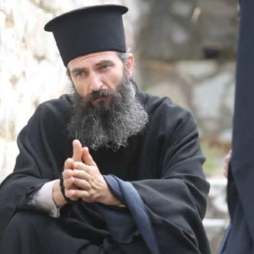 Ο “ΑΝΘΡΩΠΟΣ ΤΟΥ ΘΕΟΥ” ΦΟΡΑΕΙ ΤΑ ΑΓΙΑ ΡΑΣΑ ΤΟΥ ΙΩΣΗΦ ΤΟΥ ΗΣΥΧΑΣΤΟΥ