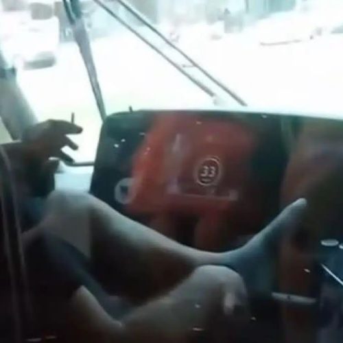 Νέα Σμύρνη: Επιβάτης κατέγραψε οδηγό τραμ να έχει τα πόδια στην κονσόλα οδήγησης και να καπνίζει (ΒΙΝΤΕΟ)
