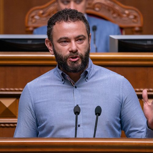 Η στιγμή που πρώην Ουκρανός βουλευτής «φιμώνεται» μόλις επιχειρεί να μιλήσει για την δολοφονία του Γκονζάλο Λίρα