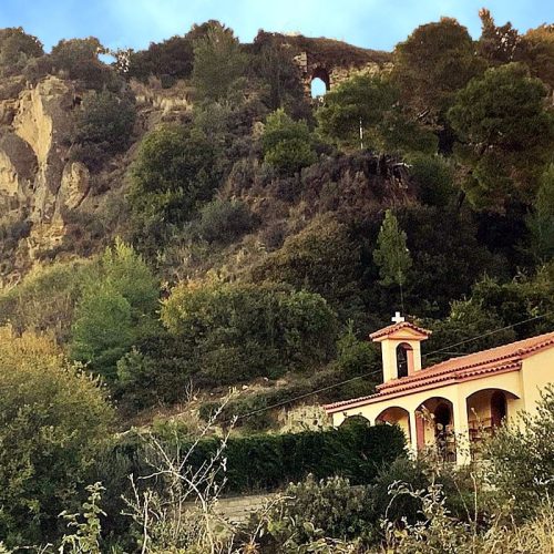 1.000 ευρώ για να μείνει η ζωή στο χωριό: μια συμβολική απάντηση στην υπογεννητικότητα και την ερήμωση της ελληνικής επαρχίας